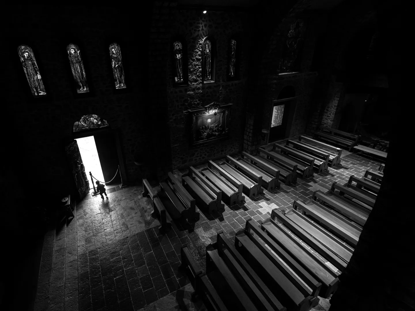 Între Lumină și Umbră